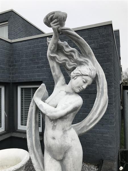 Grote foto mooi stenen tuinbeeld the lady with the scarf tuin en terras tuindecoratie