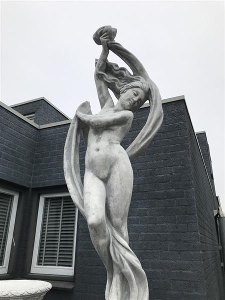 Grote foto mooi stenen tuinbeeld the lady with the scarf tuin en terras tuindecoratie