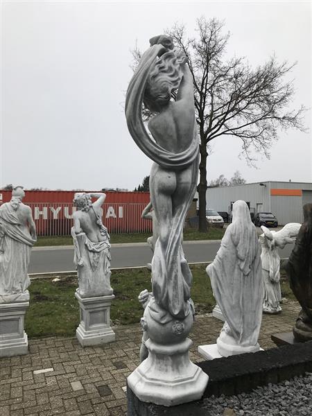 Grote foto mooi stenen tuinbeeld the lady with the scarf tuin en terras tuindecoratie