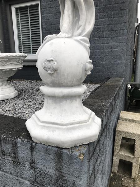 Grote foto mooi stenen tuinbeeld the lady with the scarf tuin en terras tuindecoratie