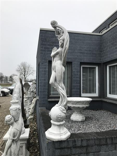 Grote foto mooi stenen tuinbeeld the lady with the scarf tuin en terras tuindecoratie