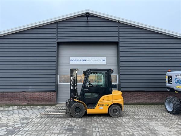 Grote foto hyundai 25d 9e 2.5 t diesel heftruck met cabine vorkenverspreider agrarisch heftrucks