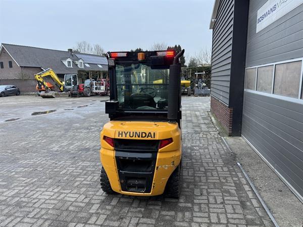 Grote foto hyundai 25d 9e 2.5 t diesel heftruck met cabine vorkenverspreider agrarisch heftrucks