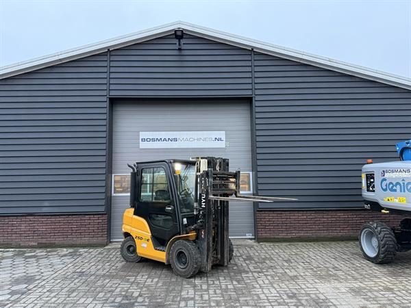 Grote foto hyundai 25d 9e 2.5 t diesel heftruck met cabine vorkenverspreider agrarisch heftrucks