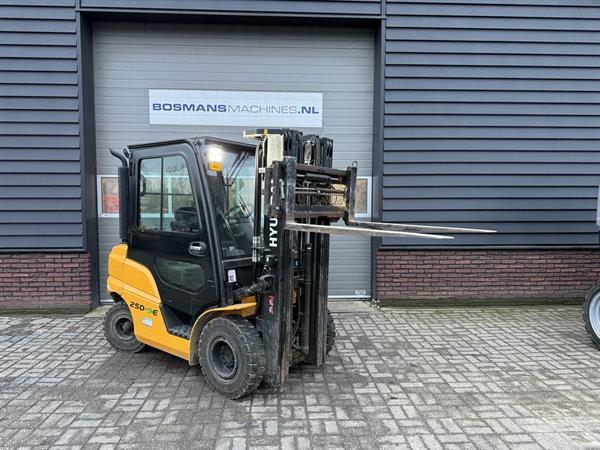 Grote foto hyundai 25d 9e 2.5 t diesel heftruck met cabine vorkenverspreider agrarisch heftrucks