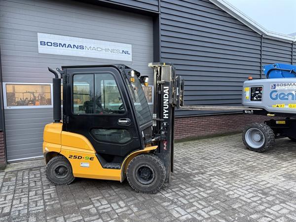 Grote foto hyundai 25d 9e 2.5 t diesel heftruck met cabine vorkenverspreider agrarisch heftrucks
