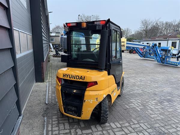 Grote foto hyundai 25d 9e 2.5 t diesel heftruck met cabine vorkenverspreider agrarisch heftrucks