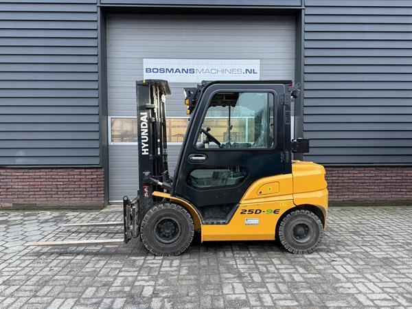 Grote foto hyundai 25d 9e 2.5 t diesel heftruck met cabine vorkenverspreider agrarisch heftrucks
