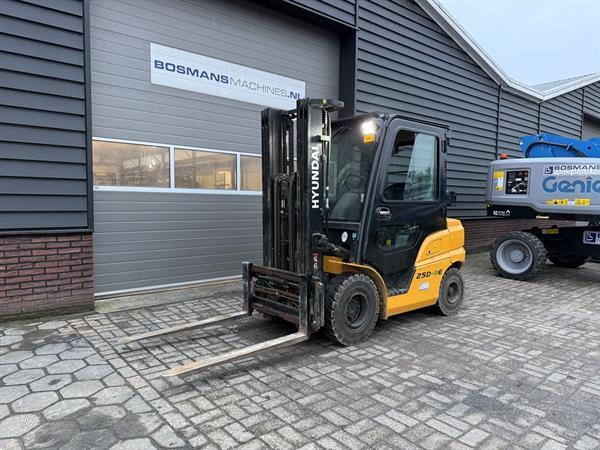 Grote foto hyundai 25d 9e 2.5 t diesel heftruck met cabine vorkenverspreider agrarisch heftrucks
