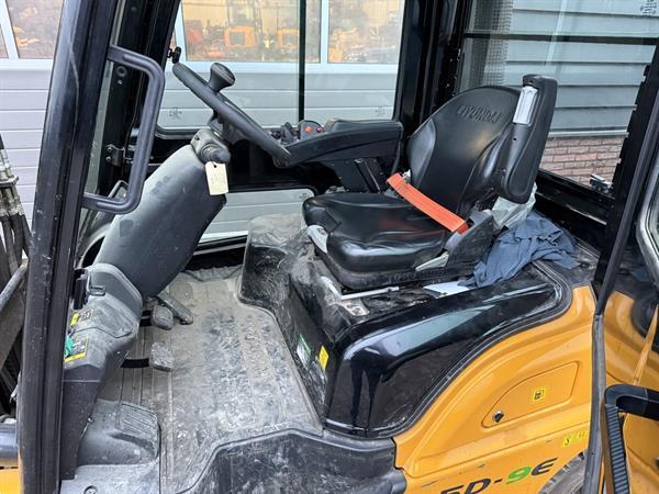 Grote foto hyundai 25d 9e 2.5 t diesel heftruck met cabine vorkenverspreider agrarisch heftrucks