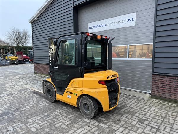 Grote foto hyundai 25d 9e 2.5 t diesel heftruck met cabine vorkenverspreider agrarisch heftrucks