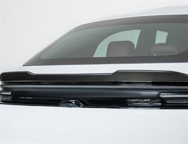 Grote foto dit betreft een porsche macan ev carbon kofferbak spoiler lip auto onderdelen tuning en styling