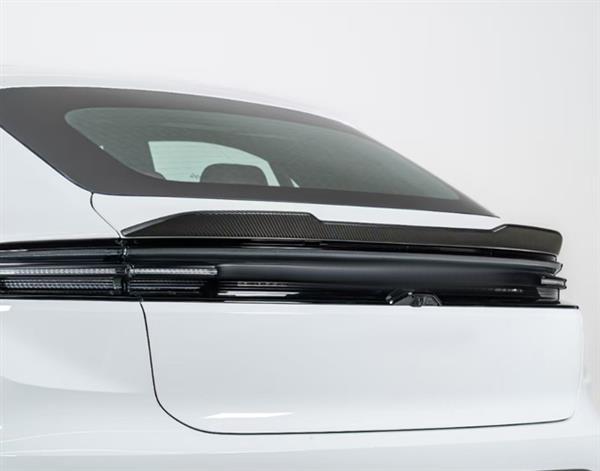 Grote foto dit betreft een porsche macan ev carbon kofferbak spoiler lip auto onderdelen tuning en styling