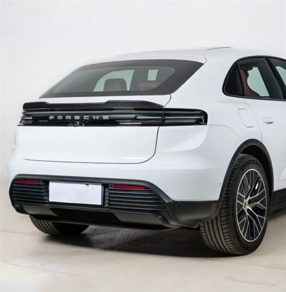 Grote foto dit betreft een porsche macan ev carbon kofferbak spoiler lip auto onderdelen tuning en styling