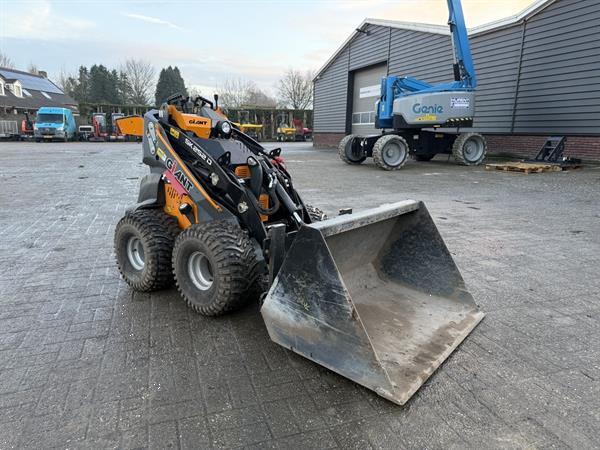 Grote foto giant sk252 d skid schranklader minishovel agrarisch shovels