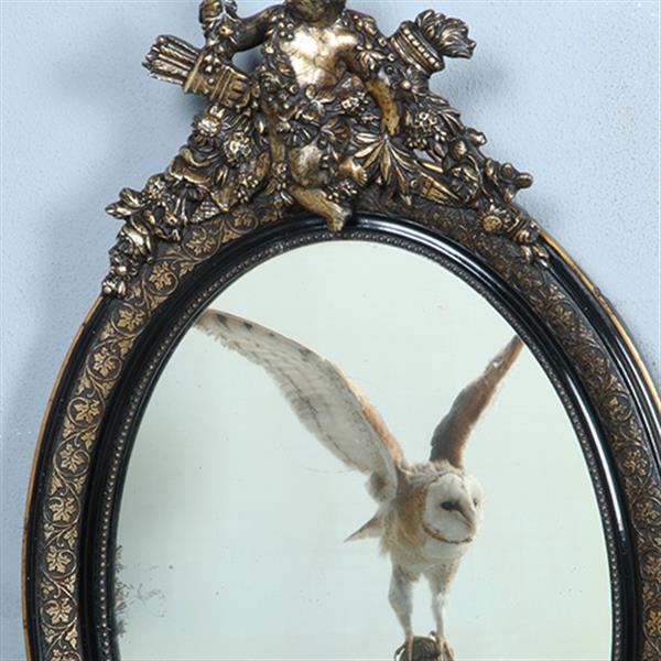 Grote foto ovale spiegel in zwart met zilver bekroond door cupido met pijlen en toorts no.362705 antiek en kunst spiegels