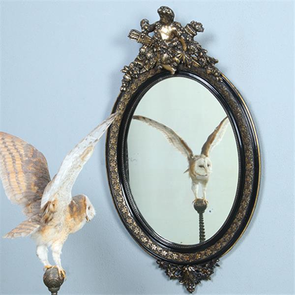 Grote foto ovale spiegel in zwart met zilver bekroond door cupido met pijlen en toorts no.362705 antiek en kunst spiegels