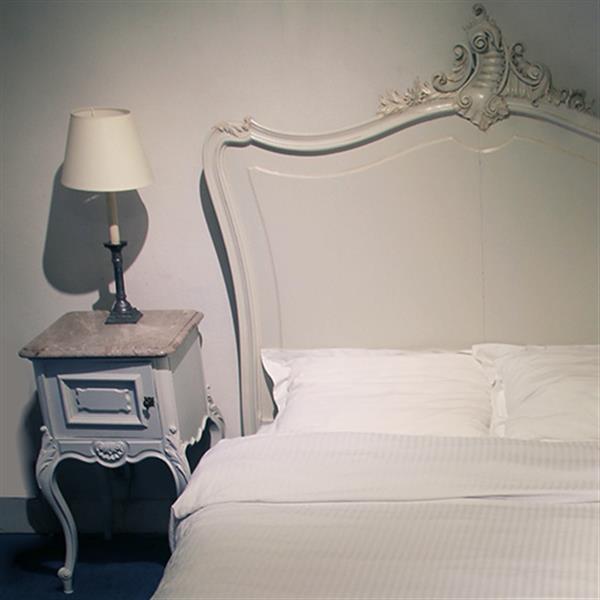 Grote foto stel van 2 wit gelakte nachtkastjes met ledikant frankrijk ca 1880 no.332455 antiek en kunst stoelen en banken