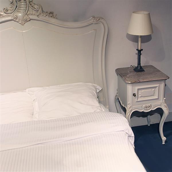 Grote foto stel van 2 wit gelakte nachtkastjes met ledikant frankrijk ca 1880 no.332455 antiek en kunst stoelen en banken