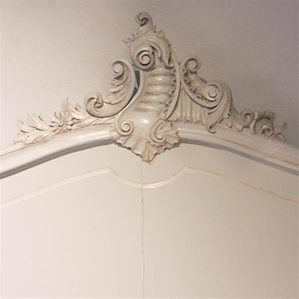 Grote foto stel van 2 wit gelakte nachtkastjes met ledikant frankrijk ca 1880 no.332455 antiek en kunst stoelen en banken