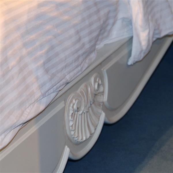 Grote foto stel van 2 wit gelakte nachtkastjes met ledikant frankrijk ca 1880 no.332455 antiek en kunst stoelen en banken