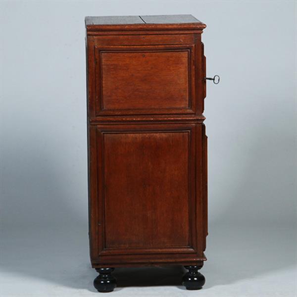Grote foto kleine 17e eeuwse tweedeurskast met achter n deurtje bestek laden no.770343 antiek en kunst stoelen en banken