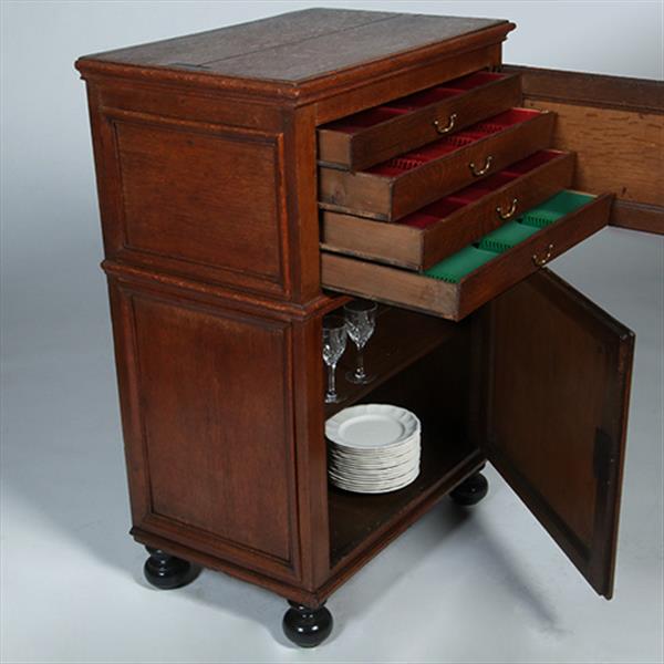 Grote foto kleine 17e eeuwse tweedeurskast met achter n deurtje bestek laden no.770343 antiek en kunst stoelen en banken