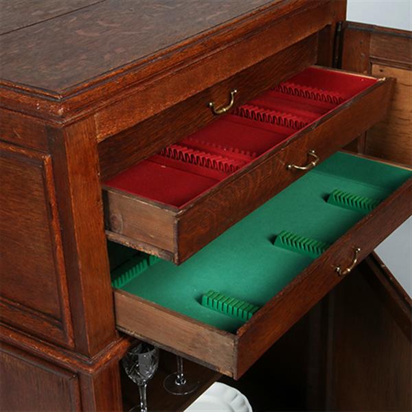 Grote foto kleine 17e eeuwse tweedeurskast met achter n deurtje bestek laden no.770343 antiek en kunst stoelen en banken