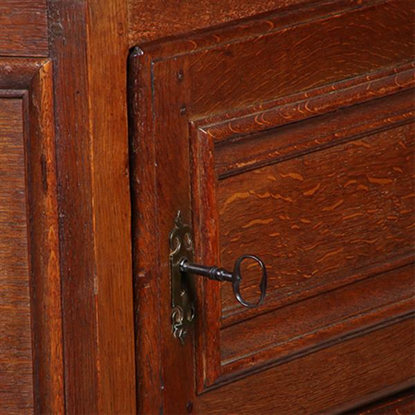 Grote foto kleine 17e eeuwse tweedeurskast met achter n deurtje bestek laden no.770343 antiek en kunst stoelen en banken