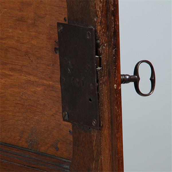 Grote foto kleine 17e eeuwse tweedeurskast met achter n deurtje bestek laden no.770343 antiek en kunst stoelen en banken