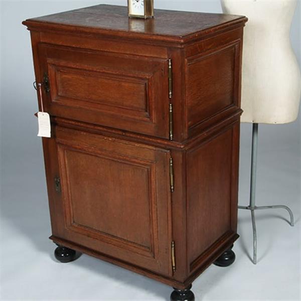 Grote foto kleine 17e eeuwse tweedeurskast met achter n deurtje bestek laden no.770343 antiek en kunst stoelen en banken