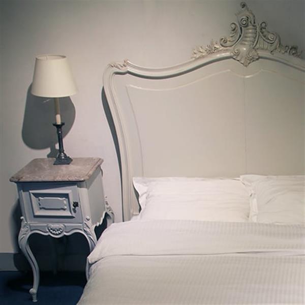 Grote foto stel van 2 wit gelakte nachtkastjes met ledikant frankrijk ca 1880 no.332455 antiek en kunst stoelen en banken