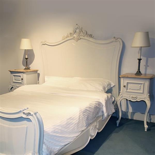 Grote foto stel van 2 wit gelakte nachtkastjes met ledikant frankrijk ca 1880 no.332455 antiek en kunst stoelen en banken