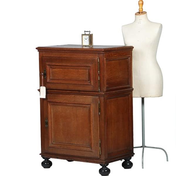 Grote foto kleine 17e eeuwse tweedeurskast met achter n deurtje bestek laden no.770343 antiek en kunst stoelen en banken