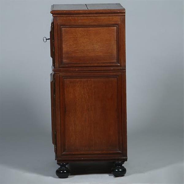 Grote foto kleine 17e eeuwse tweedeurskast met achter n deurtje bestek laden no.770343 antiek en kunst stoelen en banken