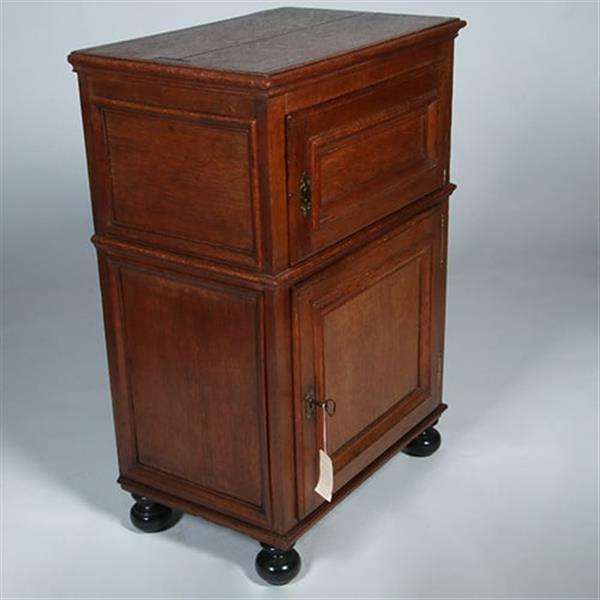 Grote foto kleine 17e eeuwse tweedeurskast met achter n deurtje bestek laden no.770343 antiek en kunst stoelen en banken
