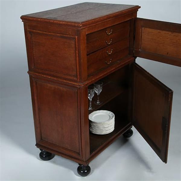 Grote foto kleine 17e eeuwse tweedeurskast met achter n deurtje bestek laden no.770343 antiek en kunst stoelen en banken