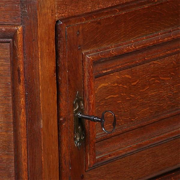 Grote foto kleine 17e eeuwse tweedeurskast met achter n deurtje bestek laden no.770343 antiek en kunst stoelen en banken