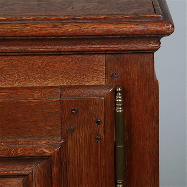 Grote foto kleine 17e eeuwse tweedeurskast met achter n deurtje bestek laden no.770343 antiek en kunst stoelen en banken