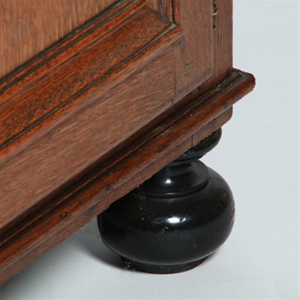 Grote foto kleine 17e eeuwse tweedeurskast met achter n deurtje bestek laden no.770343 antiek en kunst stoelen en banken