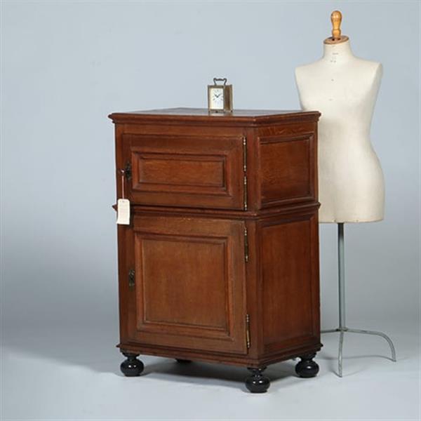 Grote foto kleine 17e eeuwse tweedeurskast met achter n deurtje bestek laden no.770343 antiek en kunst stoelen en banken