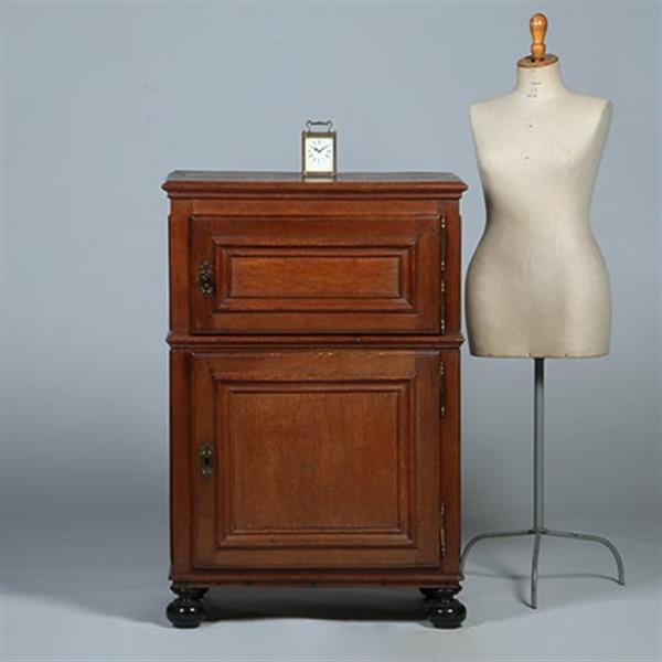 Grote foto kleine 17e eeuwse tweedeurskast met achter n deurtje bestek laden no.770343 antiek en kunst stoelen en banken