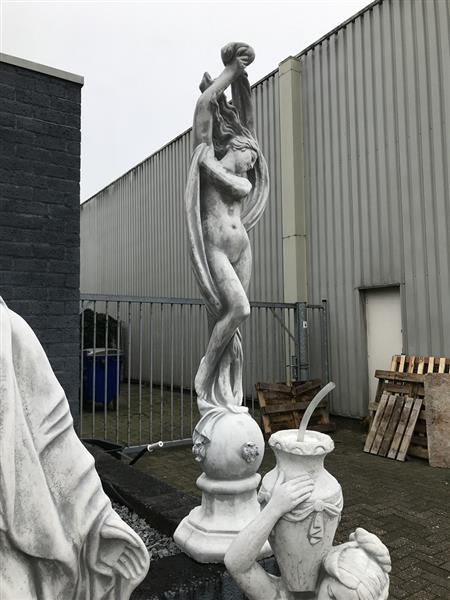 Grote foto mooi stenen tuinbeeld the lady with the scarf tuin en terras tuindecoratie