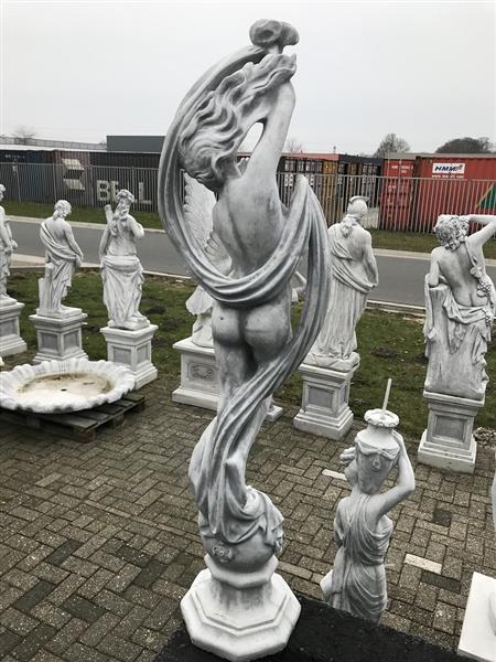 Grote foto mooi stenen tuinbeeld the lady with the scarf tuin en terras tuindecoratie