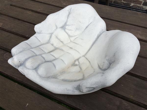 Grote foto handen als schaal vogelbad 30 cm steen tuin en terras tuindecoratie