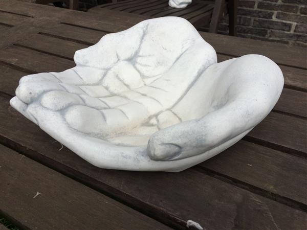 Grote foto handen als schaal vogelbad 30 cm steen tuin en terras tuindecoratie