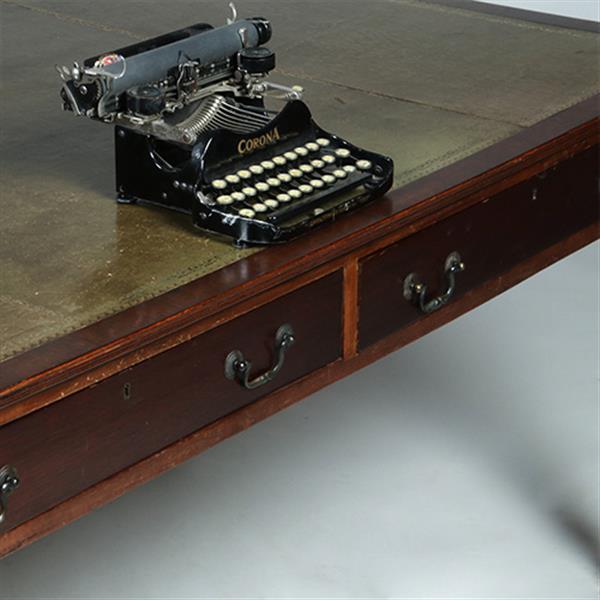 Grote foto engelse mahonie schrijftafel met groen leer en twee laden ca 1880 no.381260 antiek en kunst stoelen en banken