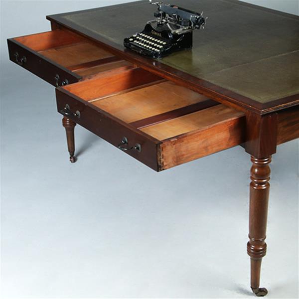 Grote foto engelse mahonie schrijftafel met groen leer en twee laden ca 1880 no.381260 antiek en kunst stoelen en banken