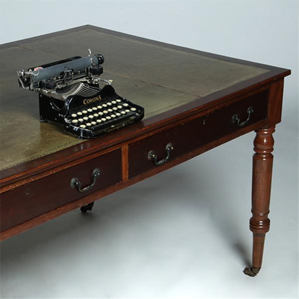 Grote foto engelse mahonie schrijftafel met groen leer en twee laden ca 1880 no.381260 antiek en kunst stoelen en banken