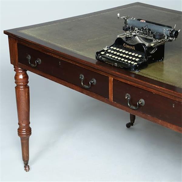 Grote foto engelse mahonie schrijftafel met groen leer en twee laden ca 1880 no381260 antiek en kunst stoelen en banken